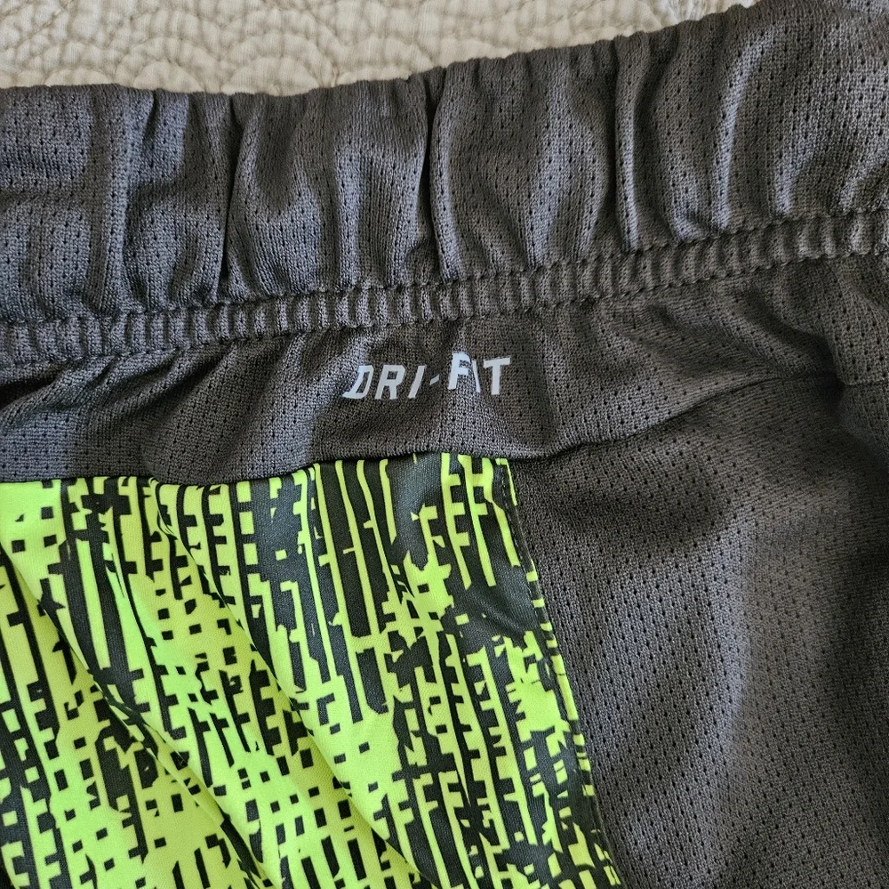 Mens athletic Nike shorts size L - Picture 7 of 9